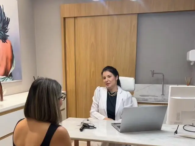 Fernanda atendendo uma paciente no consultório